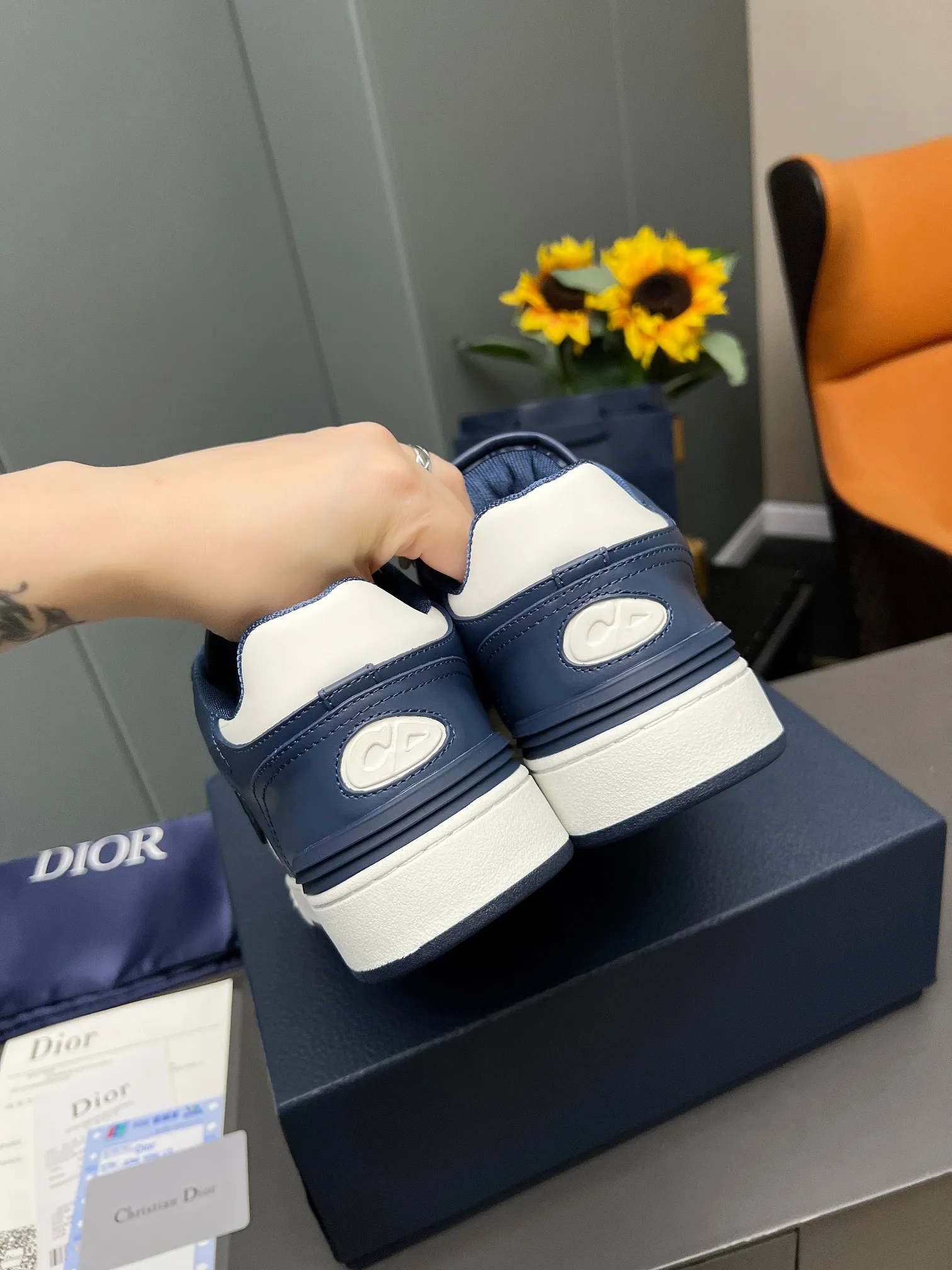 Men's Men's Shoes 💰600 Dior DiorB57 top version of low-top sneakers! ! ! Navy blue with beige smooth first-layer cowhide, fully oiled edges, T men's shoes 💰U outsole.  The 2024 autumn men's wear series has made a wonderful debut, a new classic item launched by Dior. Crafted from smooth first-grain cow leather in navy blue and beige, it's accented by a large leather heat-stamped CD logo on the sides. The distinctive laces of the same color match the color of the shoe body, and the opening and closing are decorated with various classic details on the tongue, sole and back side to enhance the style. The eyelet details, upper stitching and heel strip panels of the same color highlight the dynamic charm of its sports style. Exclusive two-color molded T men's shoes 💰U outsole is light, comfortable, non-slip and wear-resistant, the mesh lining and feet are customized with original colors, soft and breathable. Exquisite production technology highlights the grade, and can be matched with all kinds of clothing to create a refined look.